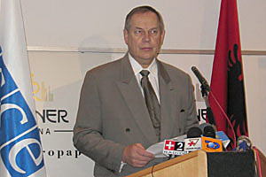 Head of the OSCE Presence in Albania, Ambassador Osmo Lipponen, presenting outlines of the OSCE activities in Albania, at a press conference in Tirana, 18 November 2003. (Photo Joana Karapataqi/OSCE)