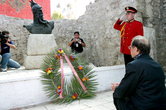  Rugova - gerbe de fleurs au pied du mmorial de Skanderbeg